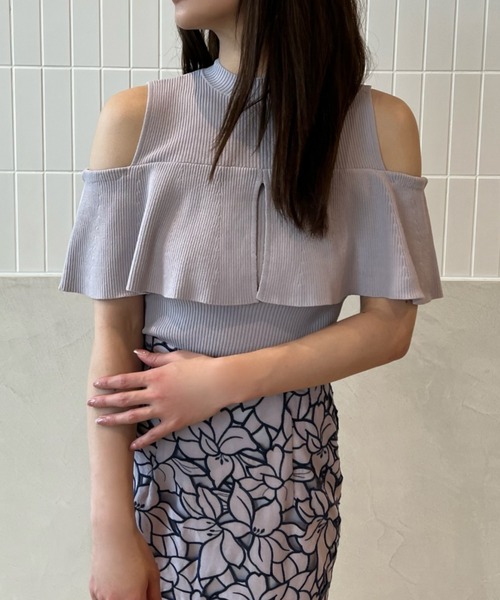 EIMY ISTOIRE(エイミーイストワール)の「オープンショルダーフリルコンパクトニット(ニット/セーター・レディース・ラベンダー/ブラック/ピンク/アイボリー/イエロー・FREE)」の3枚目の写真