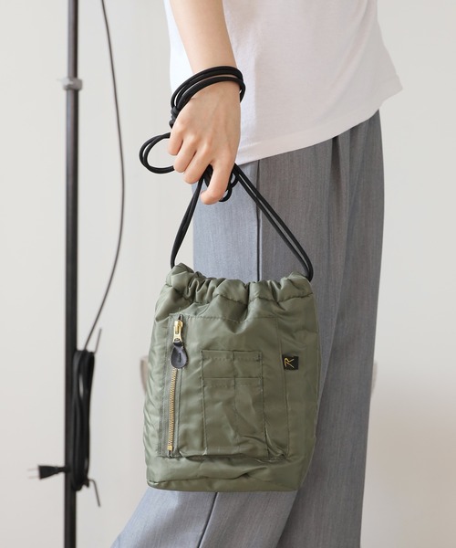 ROOPTOKYO(ループトウキョウ)の「THRIFTY LOOK/スリフティールック MA-1 EFFECT BAG ショルダーバッグ 巾着バッグ(ショルダーバッグ・メンズ・ブラック/オリーブ・FREE)」の1枚目の写真