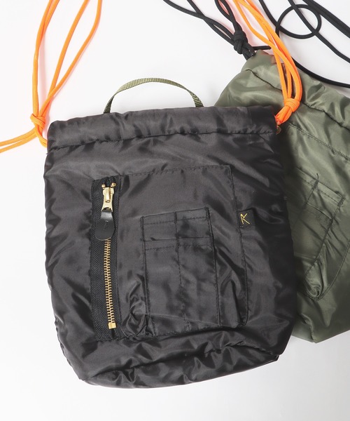 ROOPTOKYO(ループトウキョウ)の「THRIFTY LOOK/スリフティールック MA-1 EFFECT BAG ショルダーバッグ 巾着バッグ(ショルダーバッグ・メンズ・ブラック/オリーブ・FREE)」の3枚目の写真