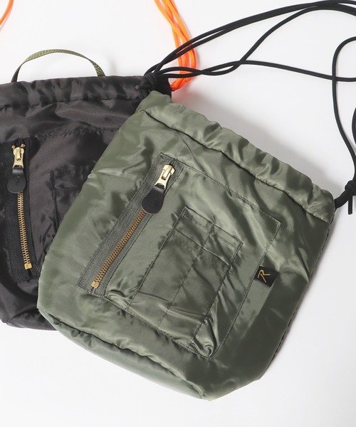ROOPTOKYO(ループトウキョウ)の「THRIFTY LOOK/スリフティールック MA-1 EFFECT BAG ショルダーバッグ 巾着バッグ(ショルダーバッグ・メンズ・ブラック/オリーブ・FREE)」の10枚目の写真