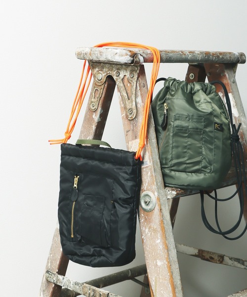 ROOPTOKYO(ループトウキョウ)の「THRIFTY LOOK/スリフティールック MA-1 EFFECT BAG ショルダーバッグ 巾着バッグ(ショルダーバッグ・メンズ・ブラック/オリーブ・FREE)」の6枚目の写真