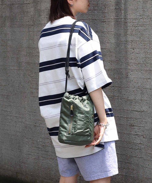 ROOPTOKYO(ループトウキョウ)の「THRIFTY LOOK/スリフティールック MA-1 EFFECT BAG ショルダーバッグ 巾着バッグ(ショルダーバッグ・メンズ・ブラック/オリーブ・FREE)」の4枚目の写真