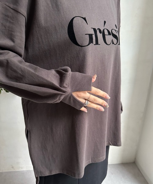 DouDou(ドゥドゥ)の「【WEB限定】 GresilフロッキーロゴロンTEE(Tシャツ/カットソー・レディース・オフホワイト/チャコールグレー・FREE)」の4枚目の写真