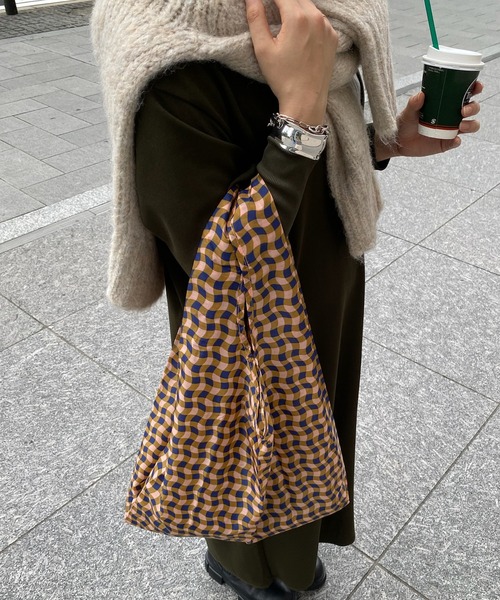 DouDou(ドゥドゥ)の「【BAGGU/バグゥ】23AW STANDARD BAGGU(エコバッグ/サブバッグ・レディース・ホワイト/グリーン/ネイビー/ピンク/ブルー系その他/ブラック/ブルー/ピンク系その他・FREE)」の2枚目の写真