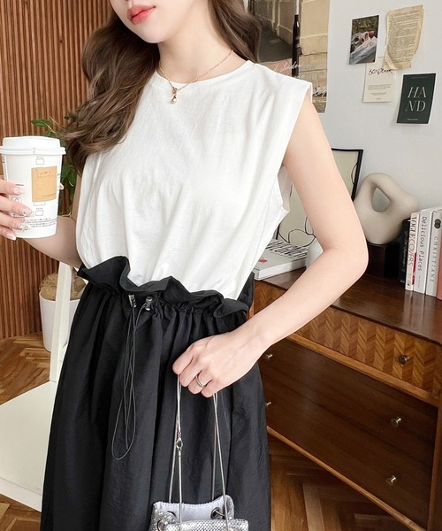 moment+（モーメントプラス）の「ウエストドロスト異素材ドッキングワンピース（ワンピース・レディース・ベージュ/ネイビー/ブラック/ブラック系その他2/オフホワイト/ブラック系その他・M）」の2枚目の写真