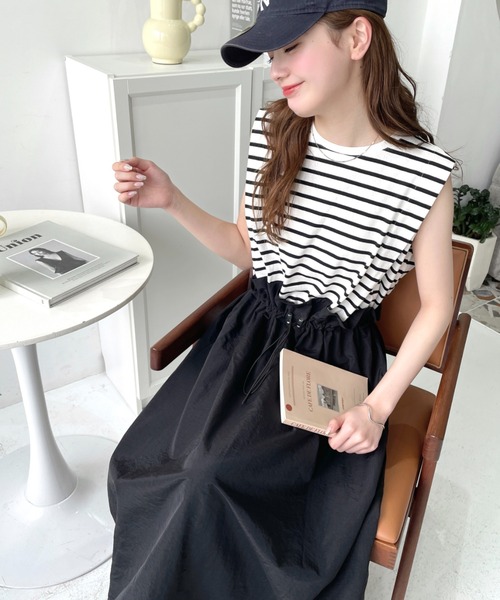 moment+（モーメントプラス）の「ウエストドロスト異素材ドッキングワンピース（ワンピース・レディース・ベージュ/ネイビー/ブラック/ブラック系その他2/オフホワイト/ブラック系その他・M）」の4枚目の写真