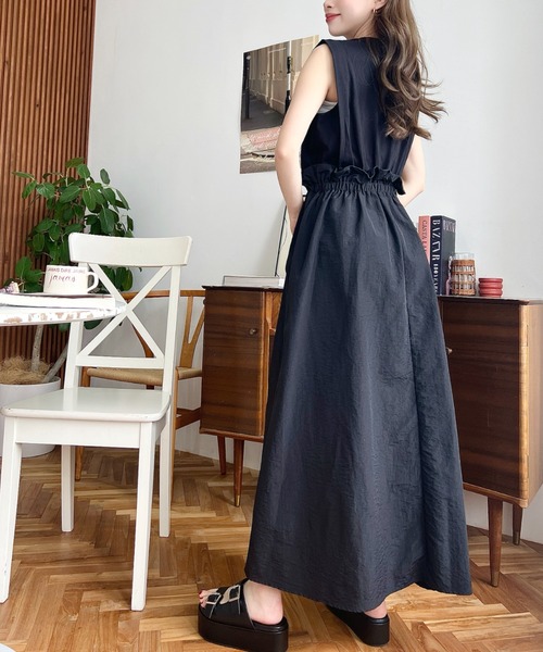 moment+（モーメントプラス）の「ウエストドロスト異素材ドッキングワンピース（ワンピース・レディース・ベージュ/ネイビー/ブラック/ブラック系その他2/オフホワイト/ブラック系その他・M）」の15枚目の写真