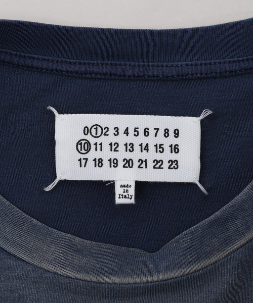 Maison Margiela(メゾンマルジェラ)の「【MAISON MARGIELA / メゾン マルジェラ】 Collage Logo T-Shirt(Tシャツ/カットソー・メンズ・ネイビー・LARGE/MEDIUM)」の7枚目の写真