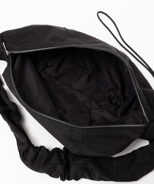 HusHusH（ハッシュアッシュ）の「HusHusH ハッシュアッシュ ギャザーショルダーバッグ（ショルダーバッグ・レディース・ピンク/ブラック/アイボリー/ブルー・フリー）」の12枚目の写真