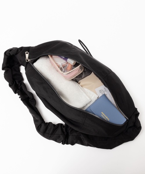 HusHusH（ハッシュアッシュ）の「HusHusH ハッシュアッシュ ギャザーショルダーバッグ（ショルダーバッグ・レディース・ピンク/ブラック/アイボリー/ブルー・フリー）」の13枚目の写真