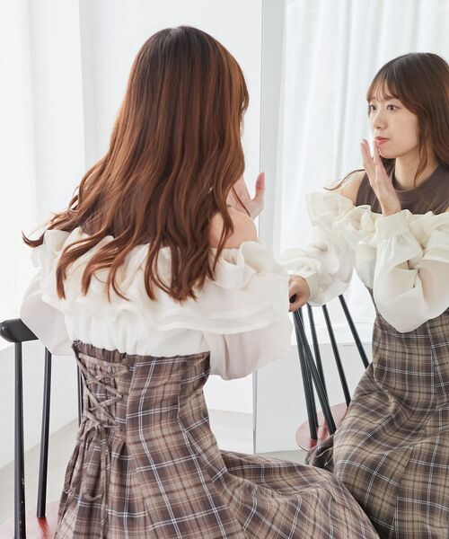 MAJESTIC LEGON（マジェスティックレゴン）の「ウエストきゅっとミルフィーユワンピ（ワンピース・レディース・ベージュ系その他2/ホワイト系その他2/ブラウン系その他2/ブラック系その他・X-SMALL/SMALL/MEDIUM）」の3枚目の写真