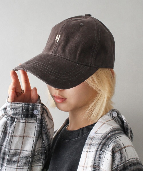 SpRay(スプレイ)の「イニシャル刺繍キャップ(H)(キャップ・レディース・チャコールグレー/ブラック/ベージュ/ブラウン/レッド/アイボリー・FREE)」の4枚目の写真