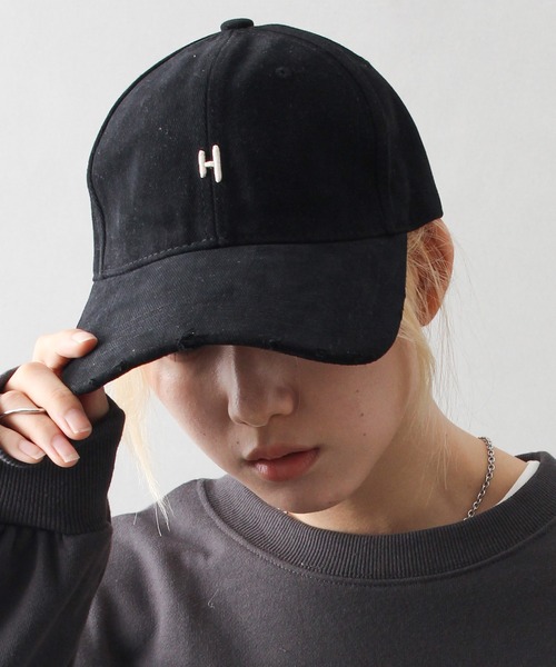 SpRay(スプレイ)の「イニシャル刺繍キャップ(H)(キャップ・レディース・チャコールグレー/ブラック/ベージュ/ブラウン/レッド/アイボリー・FREE)」の3枚目の写真