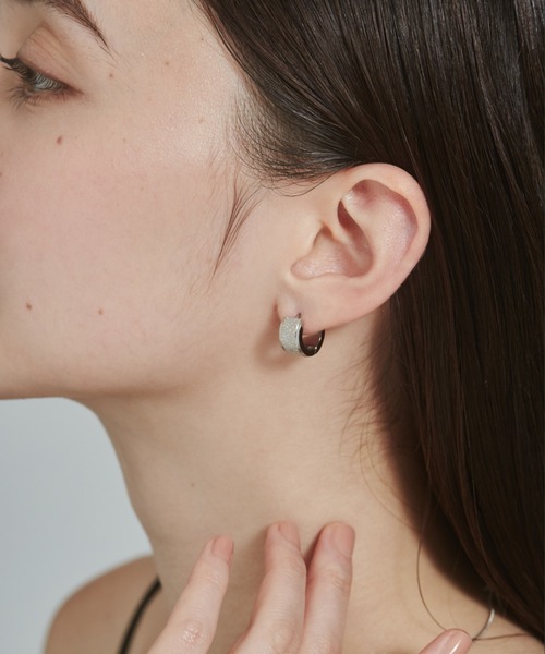 ciite' surgical stainless(シーテサージカルステンレス)の「【 金属アレルギー対応 】 チャンキーピアス サージカルステンレス (両耳用)(ピアス(両耳用)・レディース・ゴールド/シルバー・FREE)」の2枚目の写真
