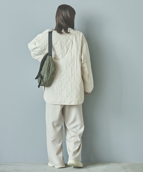 LAKOLE（ラコレ）の「バイカラーキルティングブルゾン / 132257（ブルゾン・レディース・カーキ/ブラック/アイボリー・SMALL/MEDIUM）」の10枚目の写真