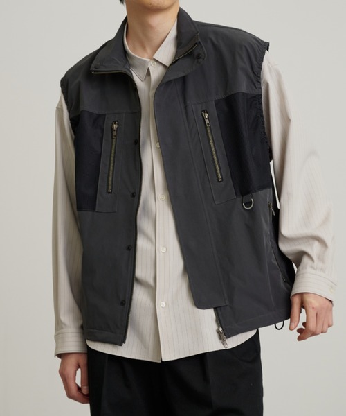 PUBLIC TOKYO(パブリックトウキョウ)の「テックディテールベスト(ベスト・メンズ・ダークグレー/ブラック・1/2)」の9枚目の写真