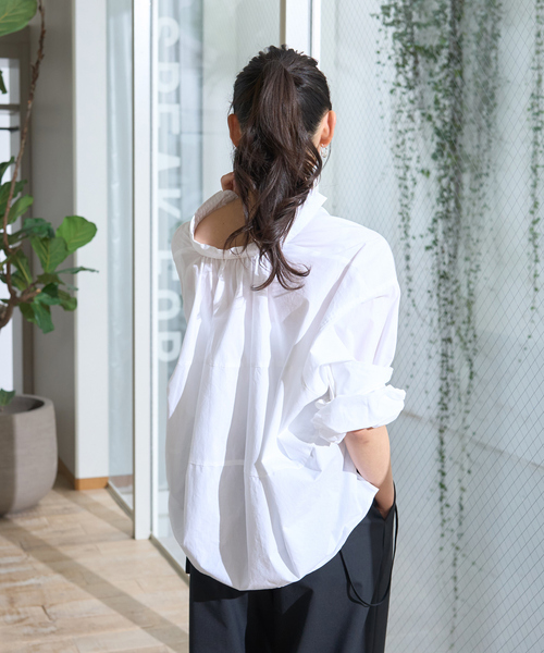 Rouge vif Anna（ルージュヴィフアンナ）の「バックコクーンBIGシャツ（シャツ/ブラウス・レディース・オフホワイト/サックスブルー/モカ・フリー）」の21枚目の写真