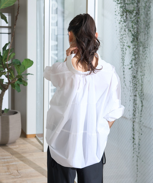 Rouge vif Anna（ルージュヴィフアンナ）の「バックコクーンBIGシャツ（シャツ/ブラウス・レディース・オフホワイト/サックスブルー/モカ・フリー）」の22枚目の写真