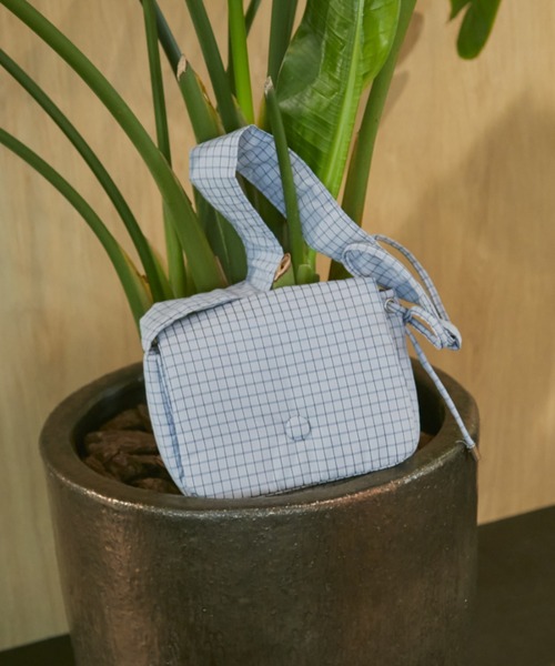 MERLOT（メルロー）の「【500mlペットボトル収納可能】【動画あり】チェックミニショルダーバッグ（ショルダーバッグ・レディース・グレー/ブルー・FREE）」の3枚目の写真