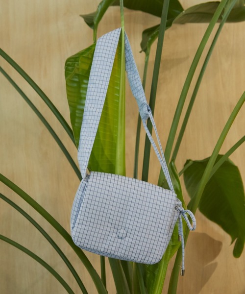 MERLOT（メルロー）の「【500mlペットボトル収納可能】【動画あり】チェックミニショルダーバッグ（ショルダーバッグ・レディース・グレー/ブルー・FREE）」の4枚目の写真