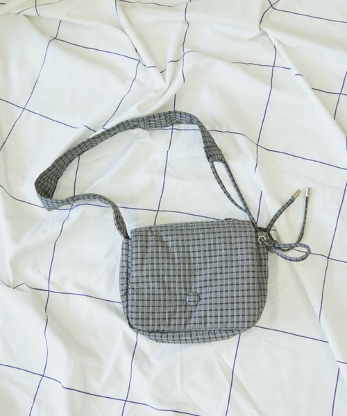 MERLOT（メルロー）の「【500mlペットボトル収納可能】【動画あり】チェックミニショルダーバッグ（ショルダーバッグ・レディース・グレー/ブルー・FREE）」の8枚目の写真