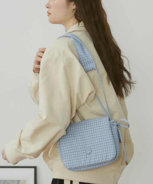 MERLOT（メルロー）の「【500mlペットボトル収納可能】【動画あり】チェックミニショルダーバッグ（ショルダーバッグ・レディース・グレー/ブルー・FREE）」の5枚目の写真