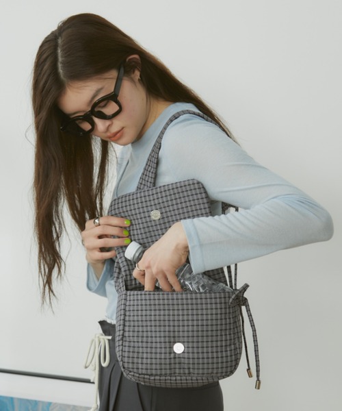 MERLOT（メルロー）の「【500mlペットボトル収納可能】【動画あり】チェックミニショルダーバッグ（ショルダーバッグ・レディース・グレー/ブルー・FREE）」の9枚目の写真