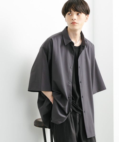 SENSE OF PLACE by URBAN RESEARCH（センスオブプレイスバイアーバンリサーチ）の「『ユニセックス』『イージーケア』エクストラルーズショートスリーブシャツ（シャツ/ブラウス・メンズ・チャコールグレー/ライトベージュ/グリーン・MEDIUM/LARGE）」の2枚目の写真