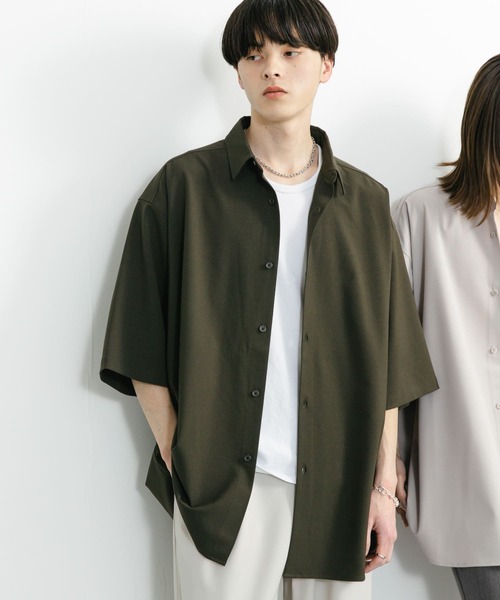 SENSE OF PLACE by URBAN RESEARCH（センスオブプレイスバイアーバンリサーチ）の「『ユニセックス』『イージーケア』エクストラルーズショートスリーブシャツ（シャツ/ブラウス・メンズ・チャコールグレー/ライトベージュ/グリーン・MEDIUM/LARGE）」の18枚目の写真