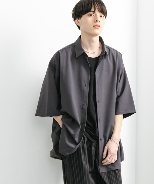 SENSE OF PLACE by URBAN RESEARCH（センスオブプレイスバイアーバンリサーチ）の「『ユニセックス』『イージーケア』エクストラルーズショートスリーブシャツ（シャツ/ブラウス・メンズ・チャコールグレー/ライトベージュ/グリーン・MEDIUM/LARGE）」の6枚目の写真