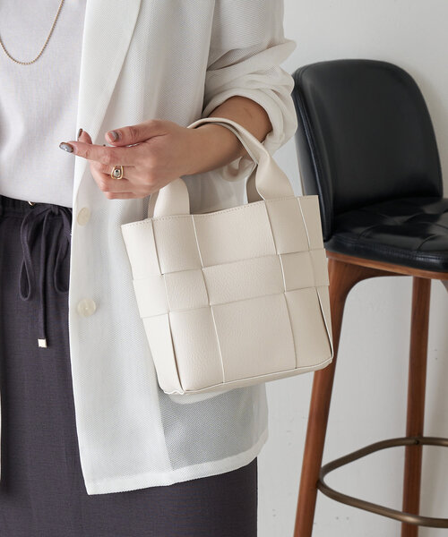 Jena espace merveilleux(ジェナ エスパスメルヴェイユ)の「4WAY巾着バッグ(トートバッグ・レディース・アイボリー/ブラック・FREE)」の2枚目の写真