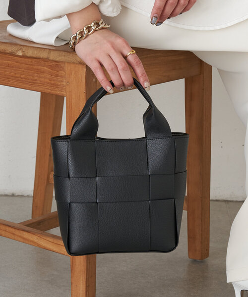 Jena espace merveilleux(ジェナ エスパスメルヴェイユ)の「4WAY巾着バッグ(トートバッグ・レディース・アイボリー/ブラック・FREE)」の1枚目の写真