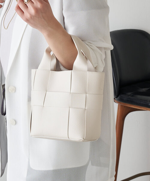 Jena espace merveilleux(ジェナ エスパスメルヴェイユ)の「4WAY巾着バッグ(トートバッグ・レディース・アイボリー/ブラック・FREE)」の4枚目の写真