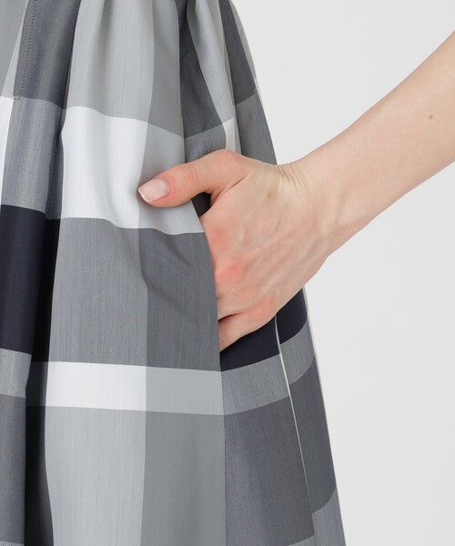 BLUE LABEL CRESTBRIDGE(ブルーレーベルクレストブリッジ)の「クレストブリッジチェックライトクロッシングツイルドレス(ワンピース・レディース・グレー系その他2/オレンジ系その他2/ベージュ系その他・38/36)」の8枚目の写真