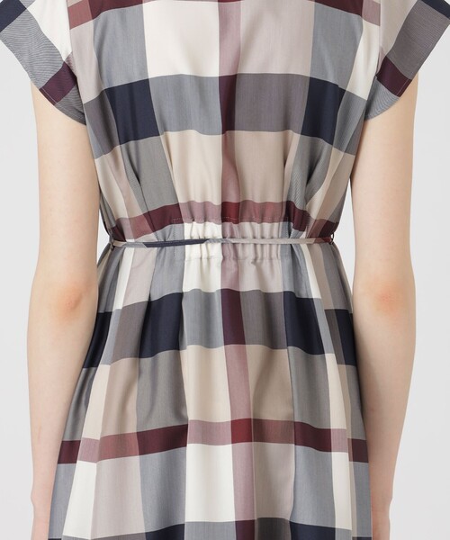 BLUE LABEL CRESTBRIDGE(ブルーレーベルクレストブリッジ)の「クレストブリッジチェックライトクロッシングツイルドレス(ワンピース・レディース・グレー系その他2/オレンジ系その他2/ベージュ系その他・38/36)」の14枚目の写真