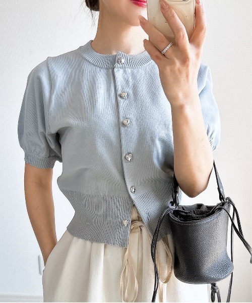 &. NOSTALGIA(アンドドットノスタルジア)の「【ZOZO限定】ハートボタンカーディガン(カーディガン/ボレロ・レディース・ホワイト/ピンク/レッド/ブラック/グレー/グレイッシュブルー・M)」の3枚目の写真