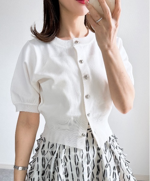 &. NOSTALGIA(アンドドットノスタルジア)の「【ZOZO限定】ハートボタンカーディガン(カーディガン/ボレロ・レディース・ホワイト/ピンク/レッド/ブラック/グレー/グレイッシュブルー・M)」の2枚目の写真