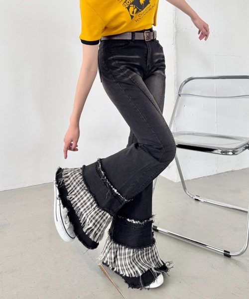 SOLLON.（ソルロン）の「チェック裾フリルデニムフレアパンツ（デニムパンツ・レディース・ブラック/ブルー・M）」の2枚目の写真