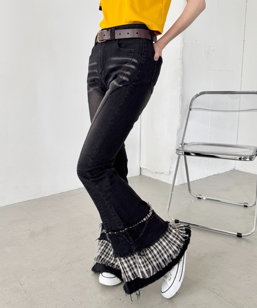 SOLLON.（ソルロン）の「チェック裾フリルデニムフレアパンツ（デニムパンツ・レディース・ブラック/ブルー・M）」の15枚目の写真