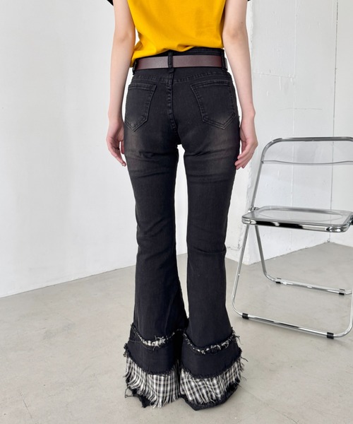 SOLLON.（ソルロン）の「チェック裾フリルデニムフレアパンツ（デニムパンツ・レディース・ブラック/ブルー・M）」の18枚目の写真