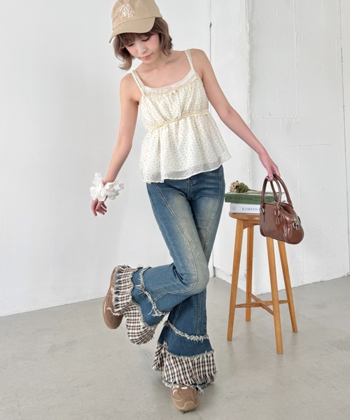 SOLLON.（ソルロン）の「チェック裾フリルデニムフレアパンツ（デニムパンツ・レディース・ブラック/ブルー・M）」の10枚目の写真