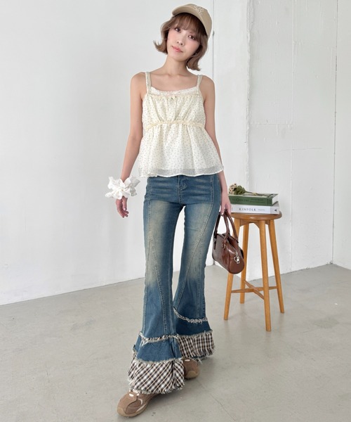 SOLLON.（ソルロン）の「チェック裾フリルデニムフレアパンツ（デニムパンツ・レディース・ブラック/ブルー・M）」の11枚目の写真