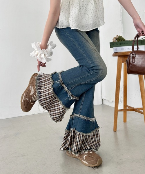 SOLLON.（ソルロン）の「チェック裾フリルデニムフレアパンツ（デニムパンツ・レディース・ブラック/ブルー・M）」の5枚目の写真