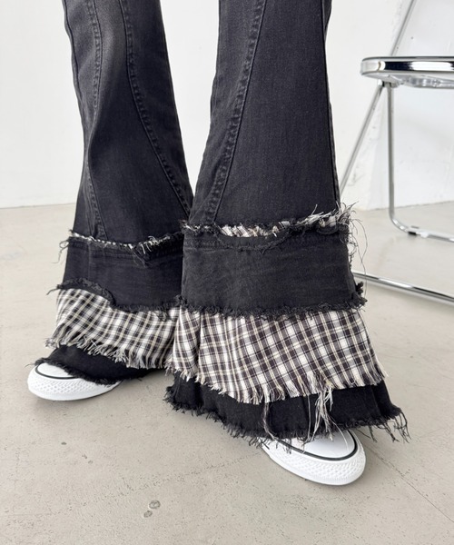 SOLLON.（ソルロン）の「チェック裾フリルデニムフレアパンツ（デニムパンツ・レディース・ブラック/ブルー・M）」の13枚目の写真