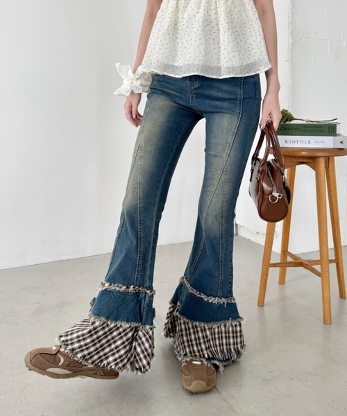 SOLLON.（ソルロン）の「チェック裾フリルデニムフレアパンツ（デニムパンツ・レディース・ブラック/ブルー・M）」の7枚目の写真