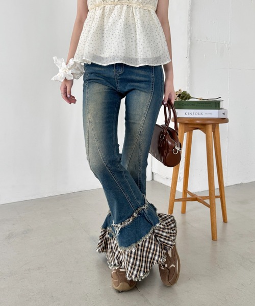 SOLLON.（ソルロン）の「チェック裾フリルデニムフレアパンツ（デニムパンツ・レディース・ブラック/ブルー・M）」の6枚目の写真