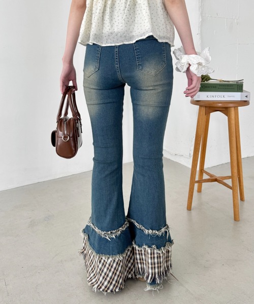 SOLLON.（ソルロン）の「チェック裾フリルデニムフレアパンツ（デニムパンツ・レディース・ブラック/ブルー・M）」の9枚目の写真