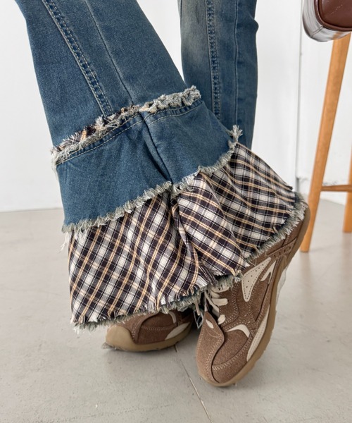 SOLLON.（ソルロン）の「チェック裾フリルデニムフレアパンツ（デニムパンツ・レディース・ブラック/ブルー・M）」の3枚目の写真