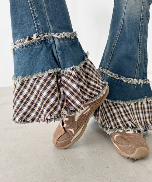 SOLLON.（ソルロン）の「チェック裾フリルデニムフレアパンツ（デニムパンツ・レディース・ブラック/ブルー・M）」の12枚目の写真