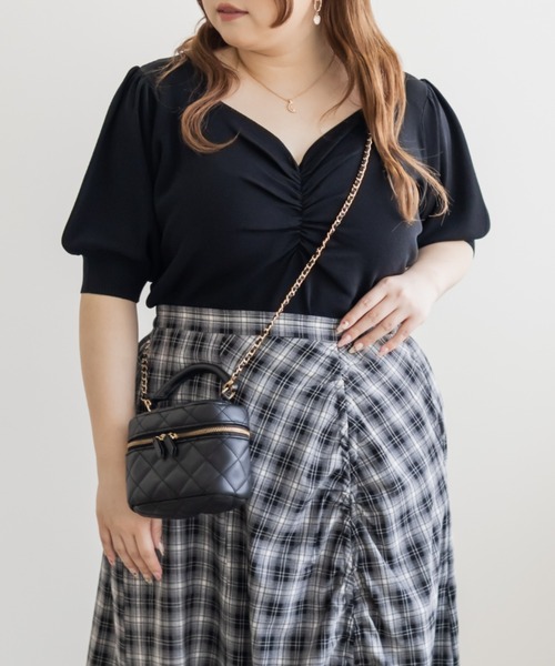 CLETTE(クレット)の「シャーリングハートネック半袖ニット(ニット/セーター・レディース・ピンク/グリーン/パープル/イエロー/ブラック/レッド/ブルー/オフホワイト・LL/4L/3L)」の2枚目の写真